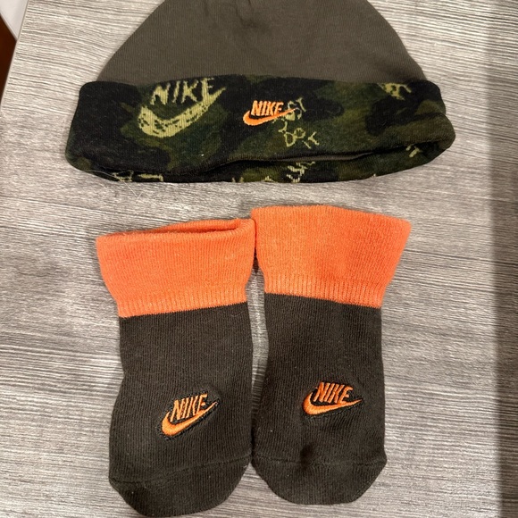 Nike hat and socks - Picture 1 of 1